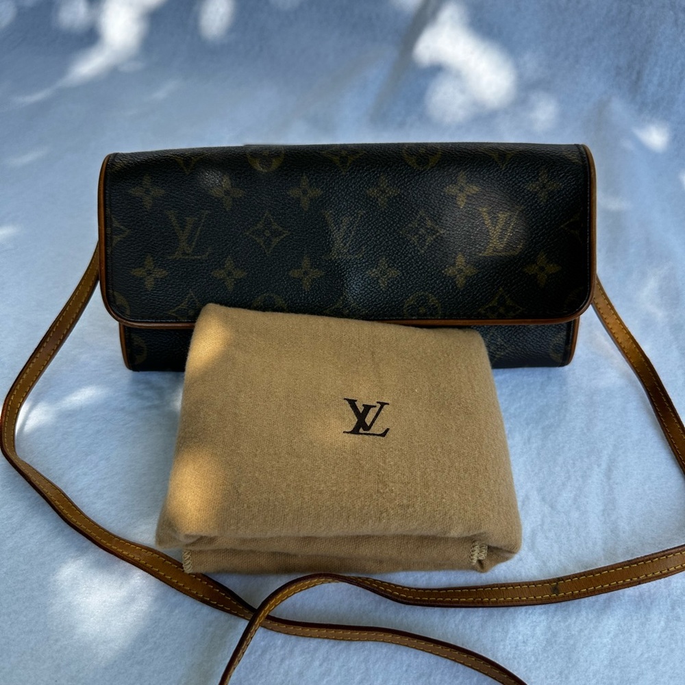 Louis Vuitton Monogram Twin Pochette shoulder/Crossbody Bag